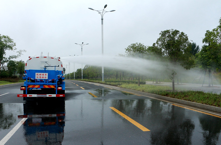 東風天龍后雙橋灑水車頂噴功能演示